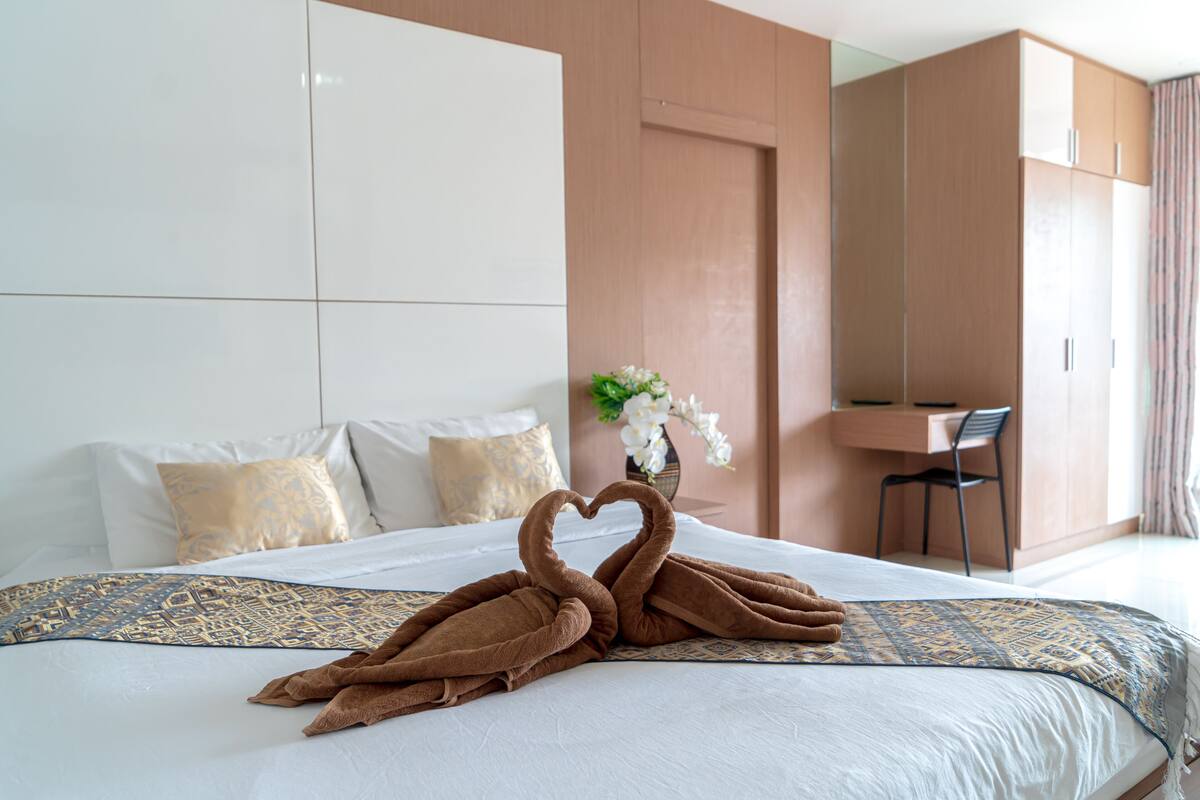 Family Suite | Desk, WiFi (free), bed sheets