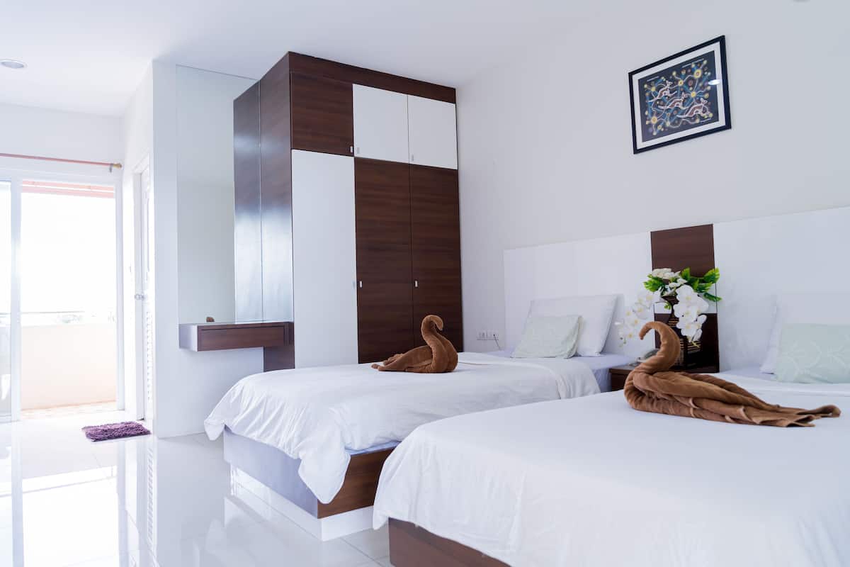 Deluxe Twin Room | Desk, WiFi (free), bed sheets