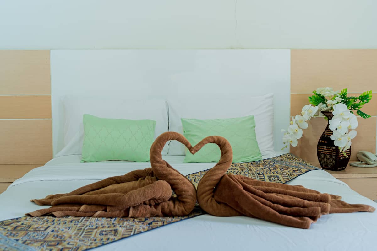 Deluxe Double Room, 1 Queen Bed | Desk, WiFi (free), bed sheets