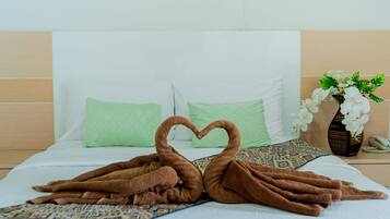 Deluxe Double Room, 1 Queen Bed | Desk, free WiFi, bed sheets