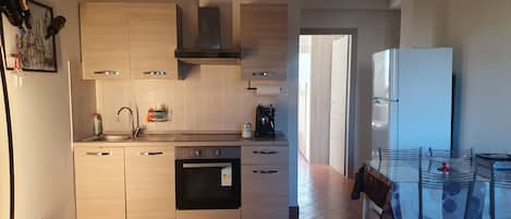 Frigorífico, horno, placa de cocina y cafetera o tetera