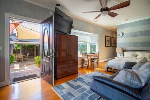 Stand-alone guest house no common walls