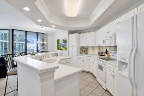 Fridge, microwave, oven, stovetop - Lighthouse on the Bay 2410 | Orange Beach, AL (Orange Beach)