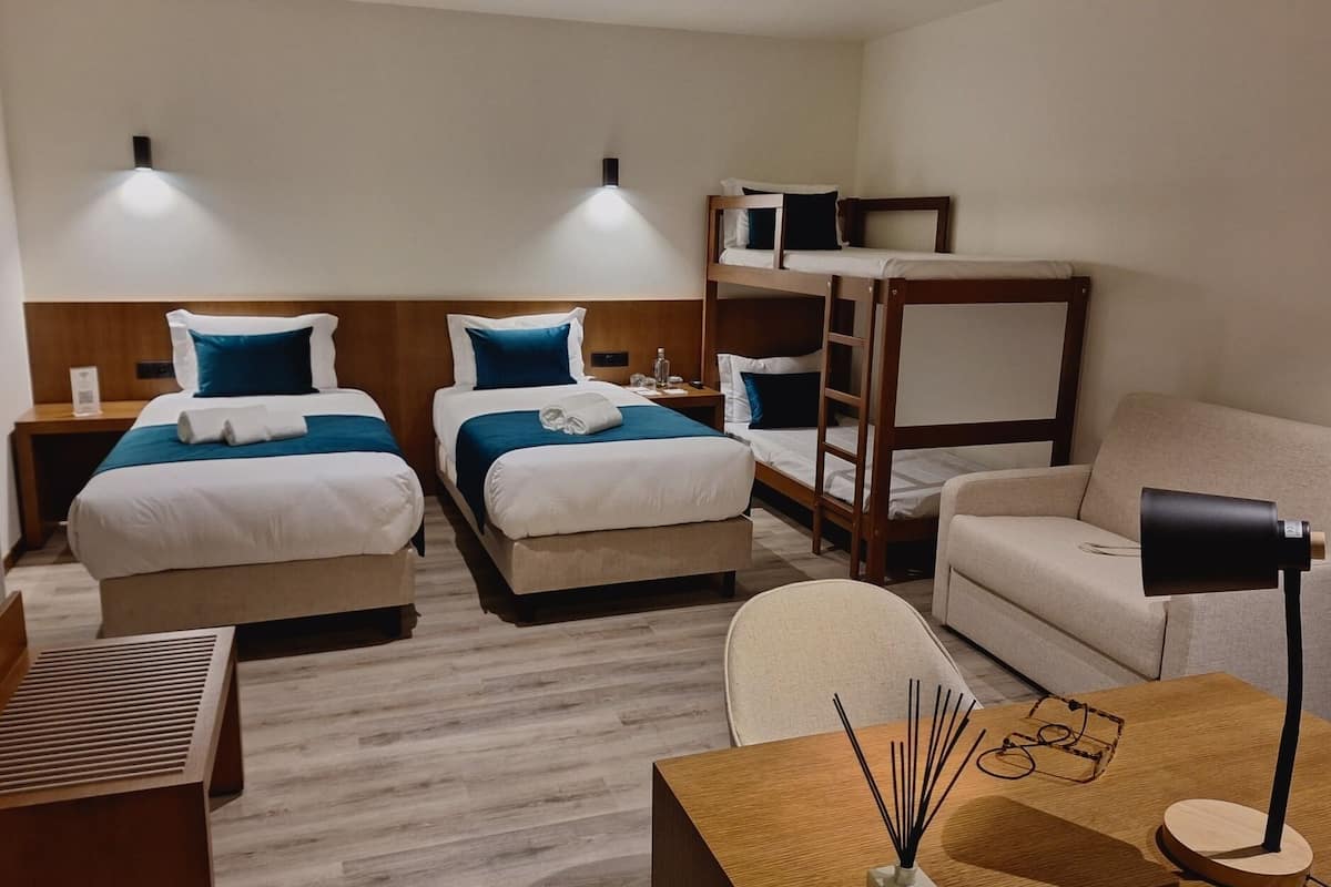 Quadruple Room | Desk, laptop workspace, soundproofing, WiFi (free)