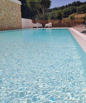 10 outdoor pools, pool umbrellas, sun loungers - 3M Hostel & Suites (Alvaiazere)