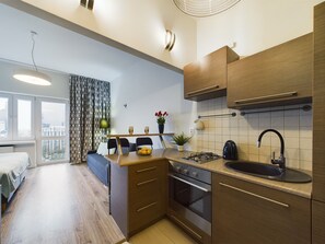 Microwave, oven, cookware/dishes/utensils, freezer - Studio Warsaw City Center by Renters (Warsaw)
