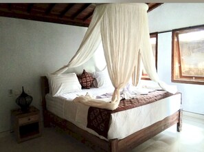 Familienzimmer | Laptopgeeigneter Arbeitsplatz, kostenloses WLAN, Bettwäsche