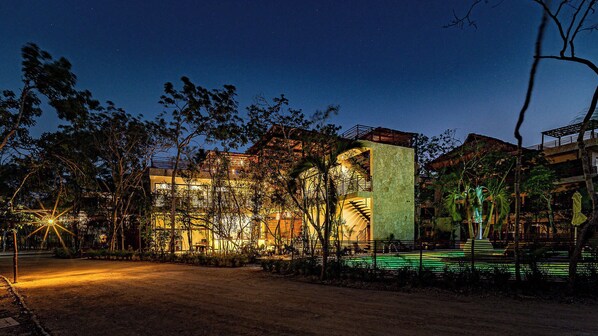 المنشأة من الخارج