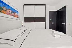 1 slaapkamer, een kluis op de kamer, een strijkplank/strijkijzer