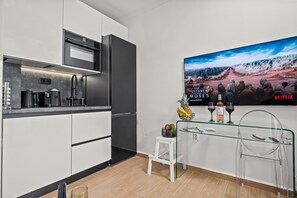 Fridge, oven, stovetop, coffee/tea maker
