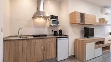 Een koelkast, een kookplaat