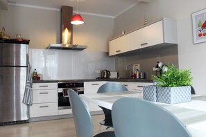 Kühlschrank, Mikrowelle, Ofen, Geschirrspüler