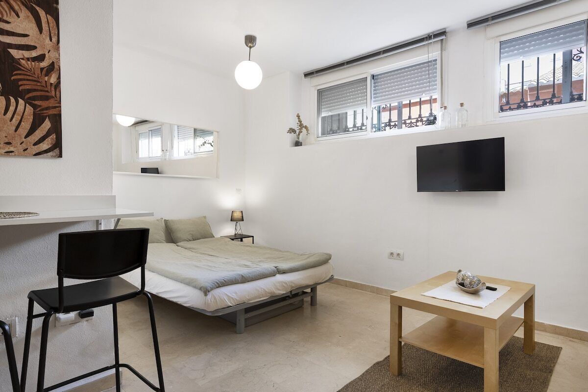 Tabla de planchar con plancha, wifi y ropa de cama 