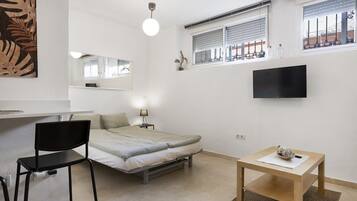 Iron/ironing board, WiFi, bed sheets