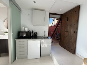 Coffee/tea maker, fridge, microwave, electric kettle