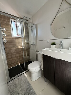 Een douche, een haardroger, handdoeken