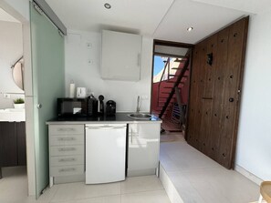 Coffee/tea maker, fridge, microwave, electric kettle