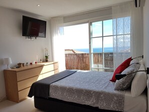 Tabla de planchar con plancha, wifi y ropa de cama