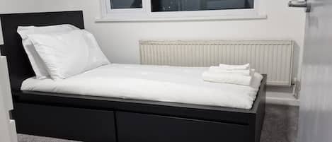 4 bedrooms, iron/ironing board, WiFi