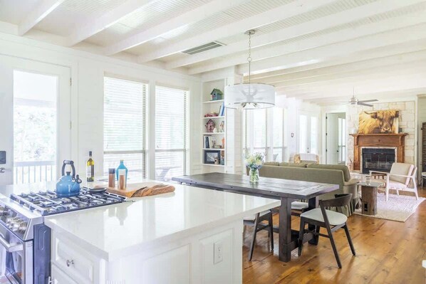 Fridge, microwave, oven, stovetop - Pool+Pickleball w/Friends & 1/2 Mile to Round Top (Round Top)