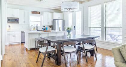 Clean & Cozy Home w/Wraparound Porch and 1/2 Mile to Henkel Square | Cummins Creek Retreat