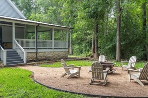 Property grounds - Pool+Hot Tub+Pickleball | Minutes to Henkel Square (Round Top)