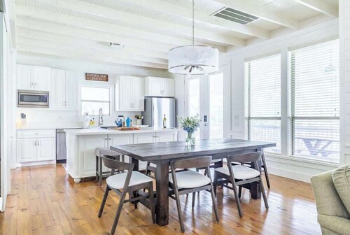 Pool+Pickleball w/Friends & 1/2 Mile to Round Top