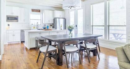 Pool+Pickleball w/Friends & 1/2 Mile to Round Top