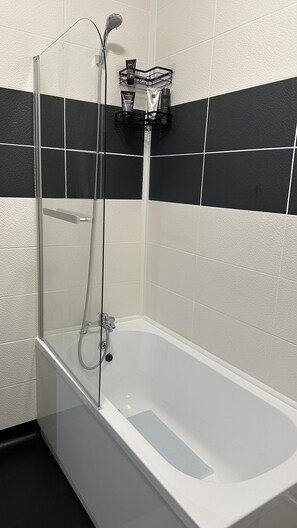 House | Bathroom | Combined shower/tub, deep soaking tub, hair dryer, towels - Modern 2 Bed Near Turf Moor Football Stadium (Burnley)