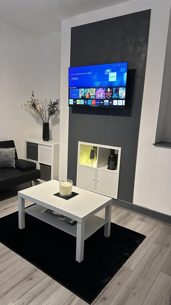 House | Interior - Modern 2 Bed Near Turf Moor Football Stadium (Burnley)