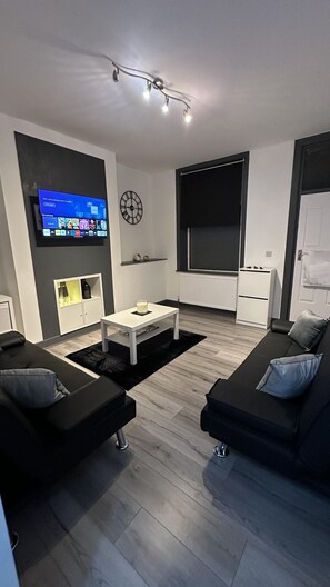 House | Interior - Modern 2 Bed Near Turf Moor Football Stadium (Burnley)