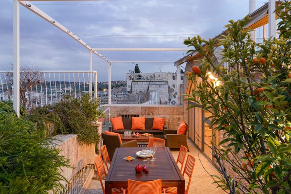 Outdoor dining - ZZ J. Ararat 31 (Jerusalem)