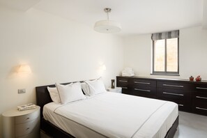 2 habitaciones, tabla de planchar con plancha y cuna de viaje 