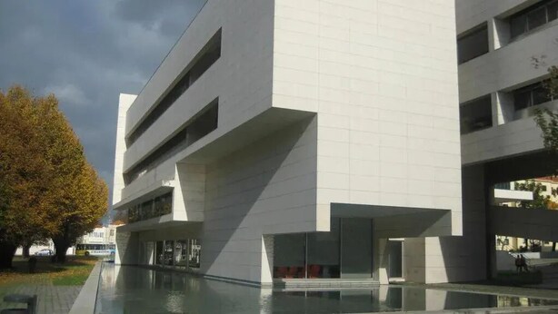 A modern building with a flat roof and large windows. - Hotel Senhor de Matosinhos (Matosinhos)