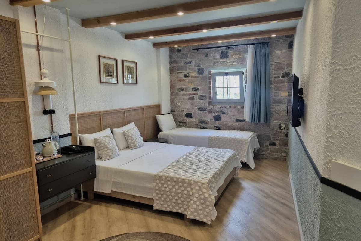 Standaard driepersoonskamer | 2 slaapkamers, een bureau, gratis wifi, beddengoed