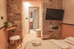 标准房 | 办公桌、免费 WiFi、床单