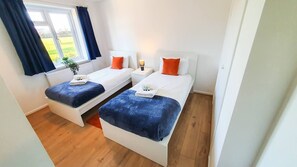 4 bedrooms, desk, iron/ironing board, free WiFi - Cheerful 4-bedroom house by Golden Valley (Cheltenham)