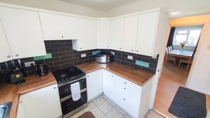 Unclassified image, 3 of 13, button - Cheerful 4-bedroom house by Golden Valley (Cheltenham)