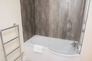 Secador de cabelo, toalhas de banho
