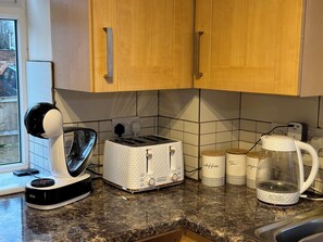 Een koelkast, een magnetron, een oven, een koffiezetapparaat/waterkoker