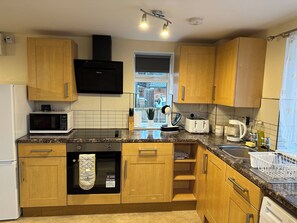 Fridge, microwave, oven, coffee/tea maker - Orange Lilly in Stroud by Golden Valley (Stroud)