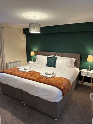 1 bedroom, iron/ironing board, free WiFi, bed sheets - Orange Lilly in Stroud by Golden Valley (Stroud)