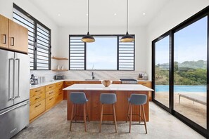 冷蔵庫、電子レンジ、オーブン、コンロ