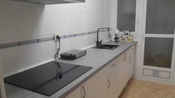 Een koelkast, een magnetron, een kookplaat