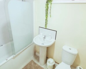 Sèche-cheveux, serviettes fournies