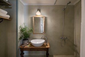 Monolocale Superior | Bagno | Asciugacapelli, asciugamani, sapone, shampoo