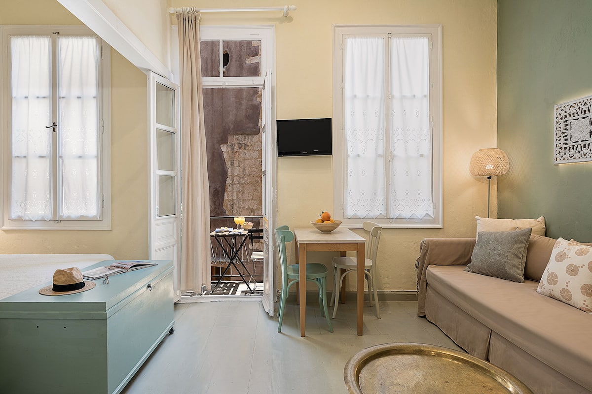 Deluxe Studio, Non Smoking, Private Bathroom | Individually decorated, laptop workspace, blackout curtains