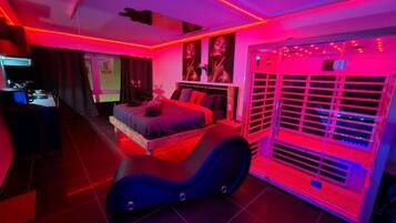 Een slaapkamer met een bed, een stoel en een verwarming.