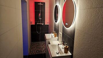 SĂšche-cheveux, serviettes fournies, savon, papier toilette