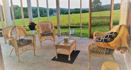 Charleston Manor -Large farmhouse sleeps 8 and pet friendly.